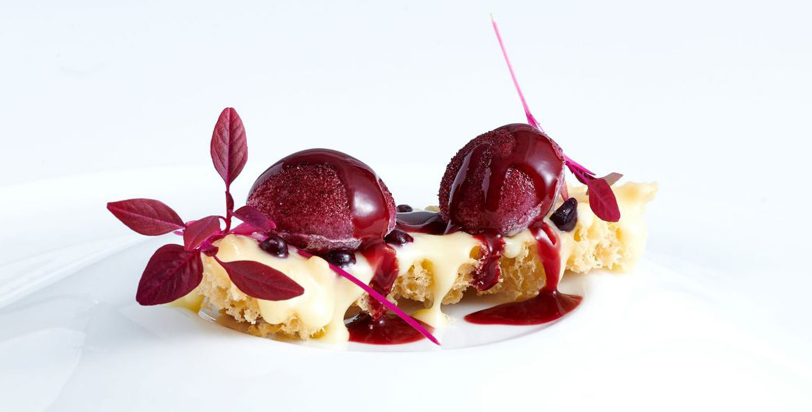 Taste some classic bitterballen at such locations like Café Loetje, De Ballenbar, and Eestalon Van Dobben.