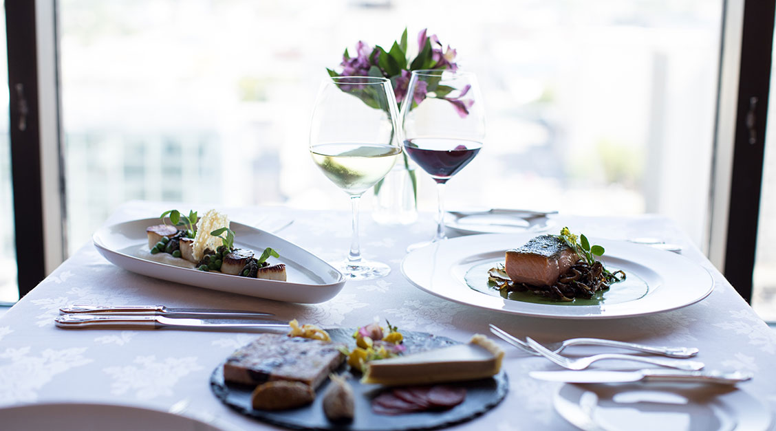 Taste favorite local fare, from freshly caught wild Alaska salmon to King Crab legs, served at the Hotel Captain Cook.