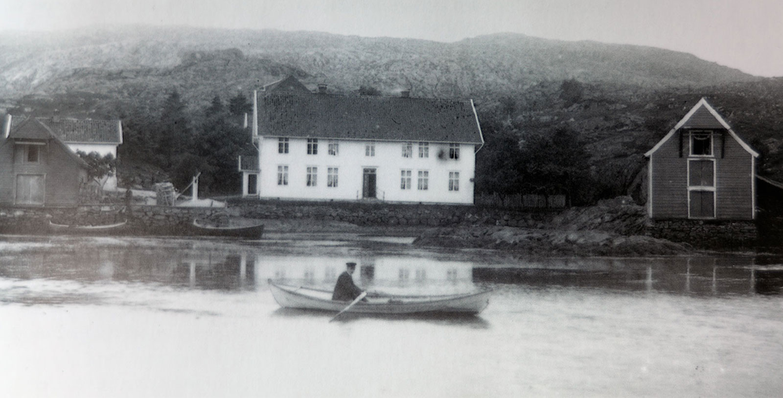 Discover the historical character of the Bekkjarvik Gjestgiveri.