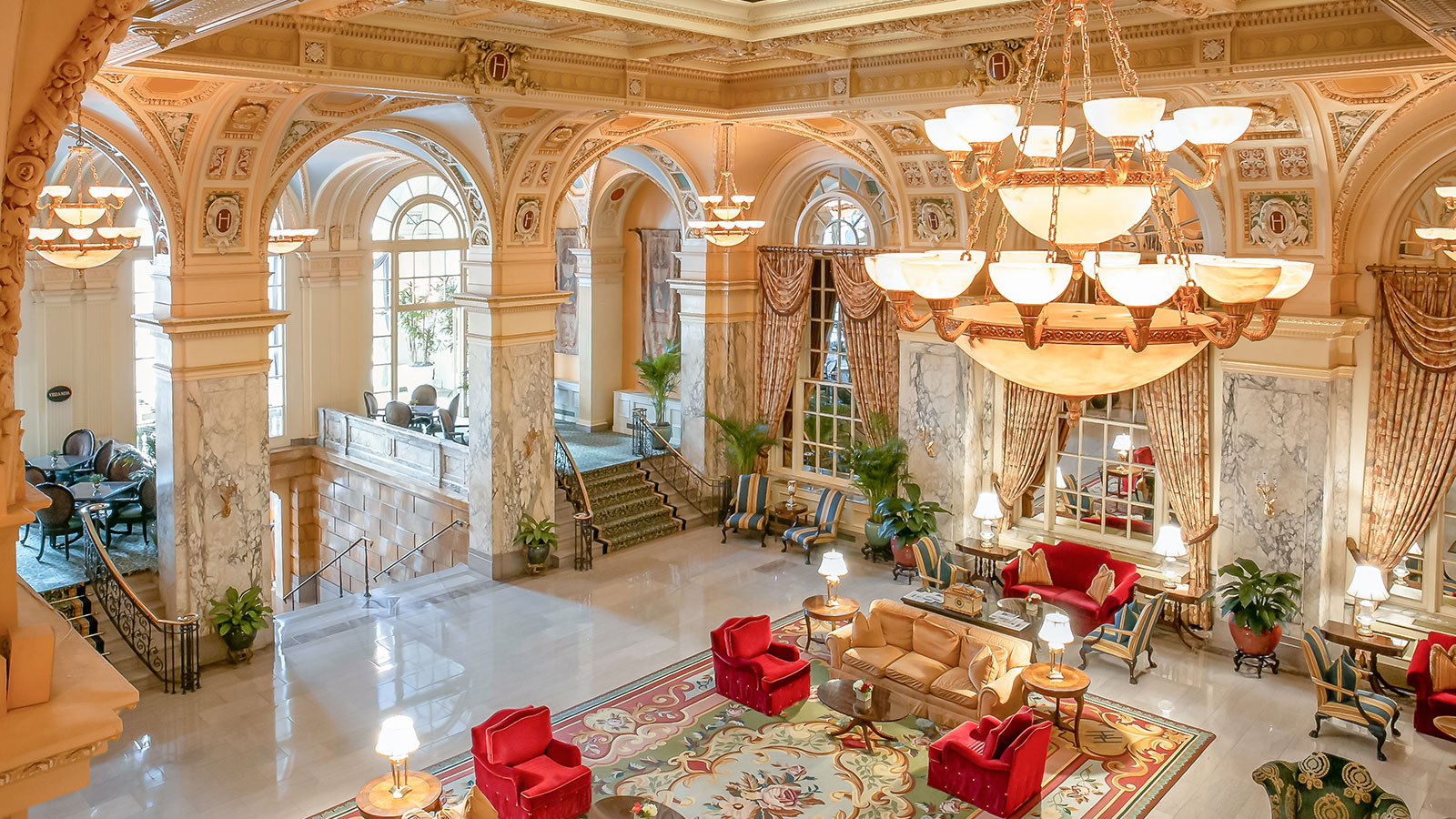 Discover The Hermitage Hotel’s wonderfully preserved historic façade.