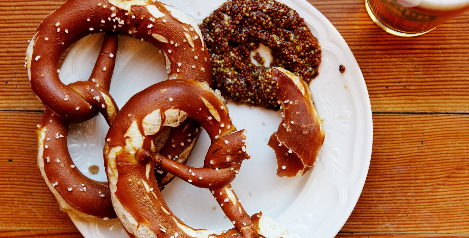 Taste hearty Vermont-style breakfast buffets or farm-to-table European cuisine in the lodge's Main Dining Room.