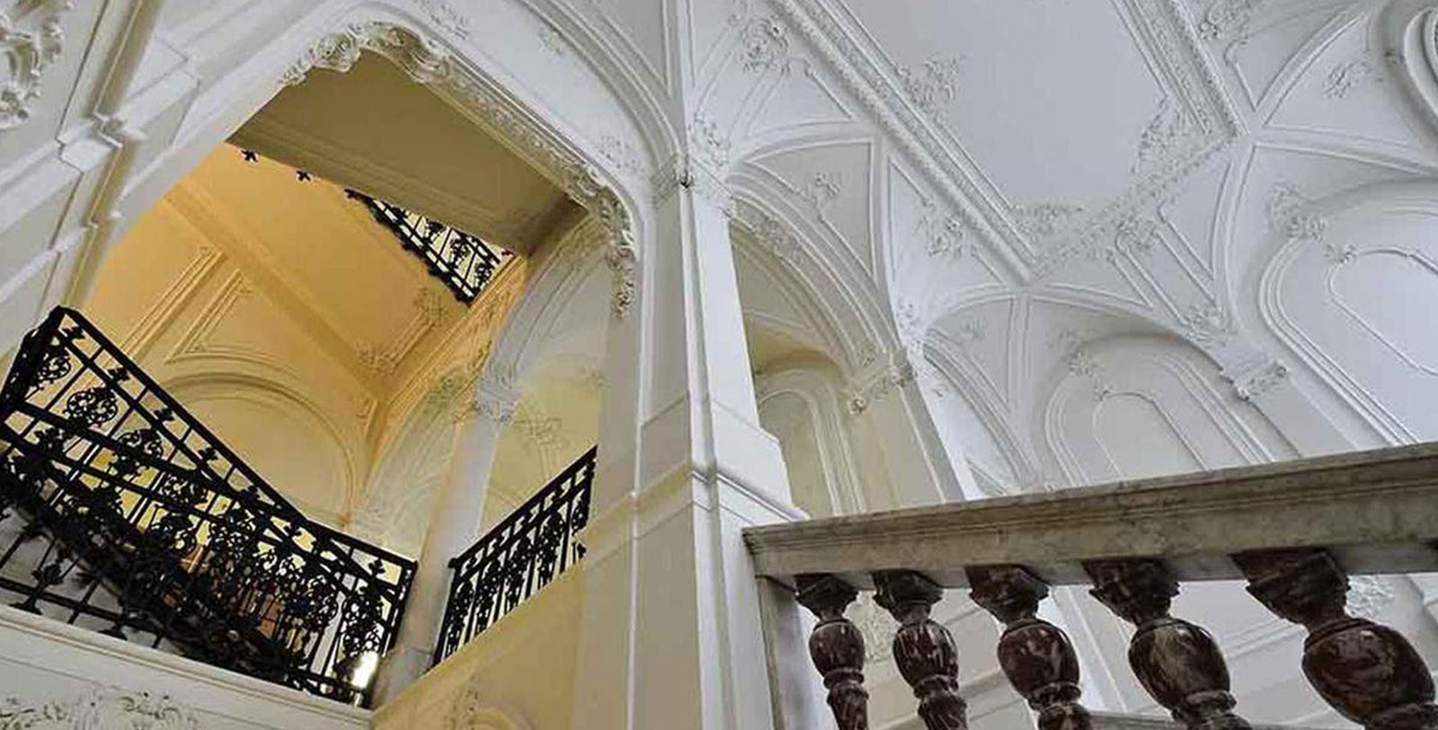 Explore the Budai vár (Buda Castle).