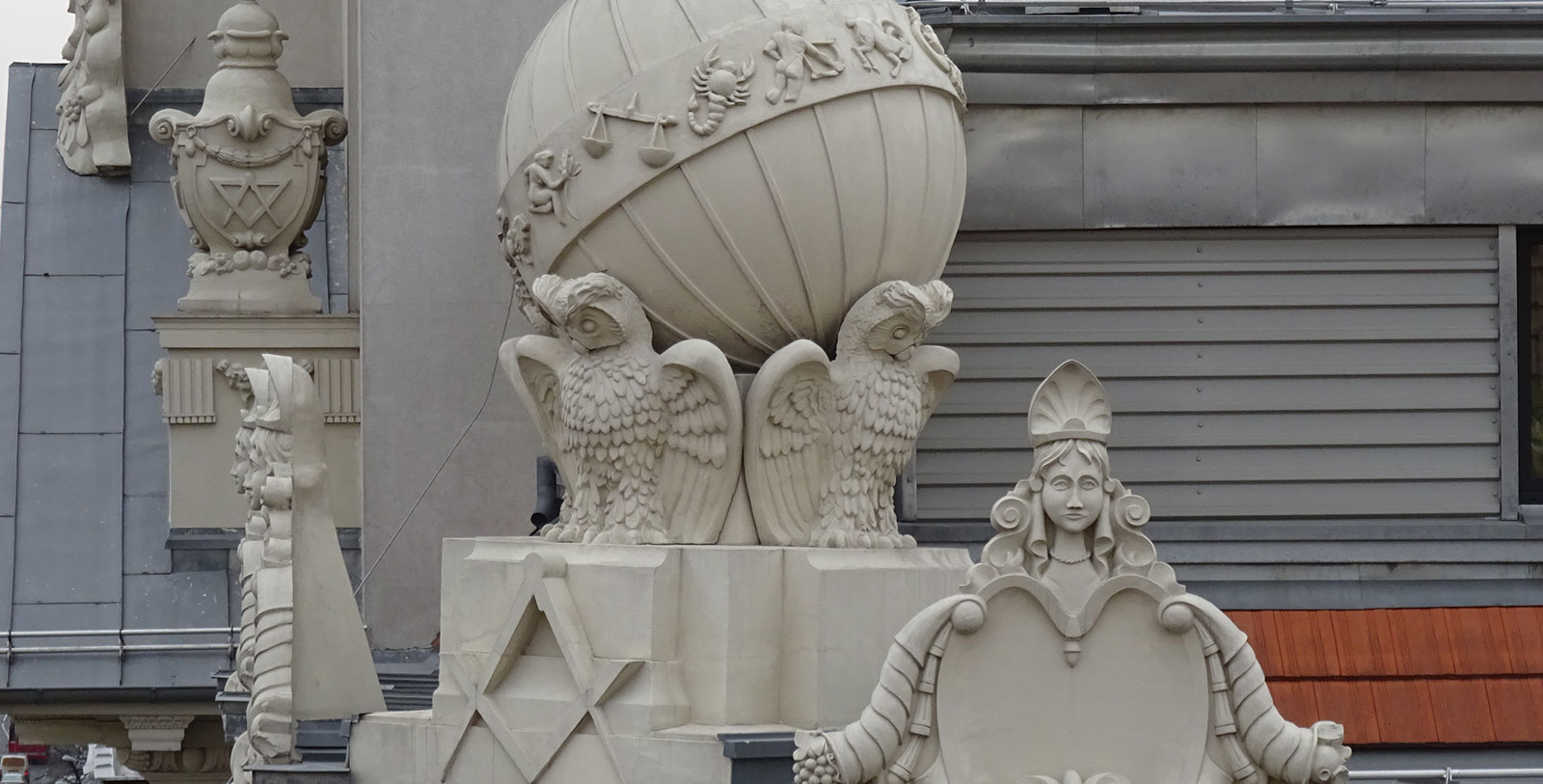 Discover the eclectic mix of Baroque, Renaissance, and classical art incorporated throughout the hotel’s interior.