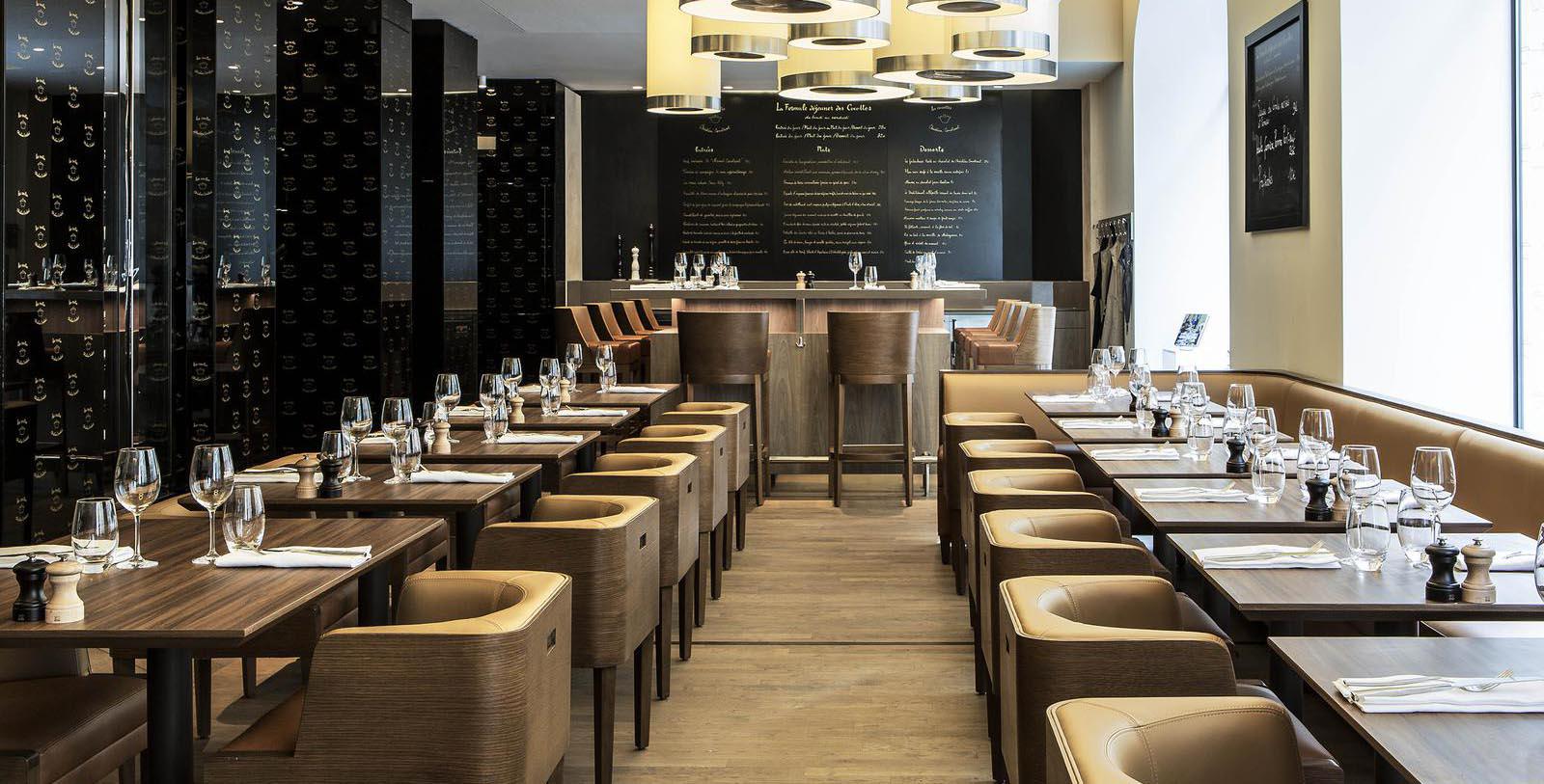 Taste steak frites at the renowned Le Relais de l‘Entrecôte.