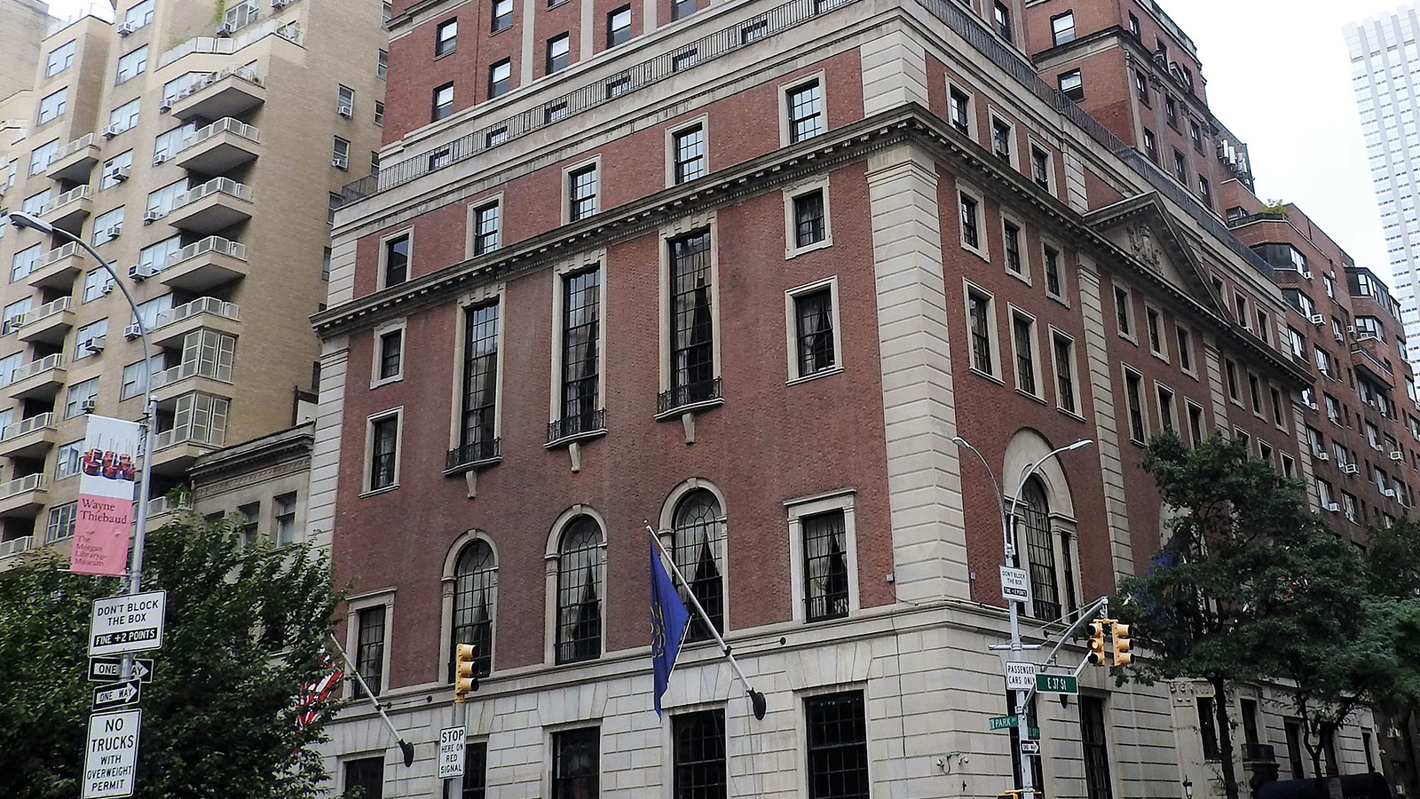 Explore the Field Museum, one of the largest natural history museums in the world.