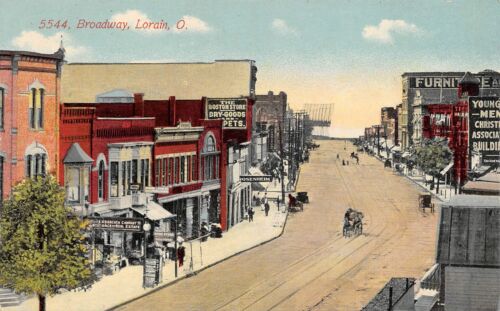 Discover the Neoclassical architecture of the Ariel Broadway Hotel.