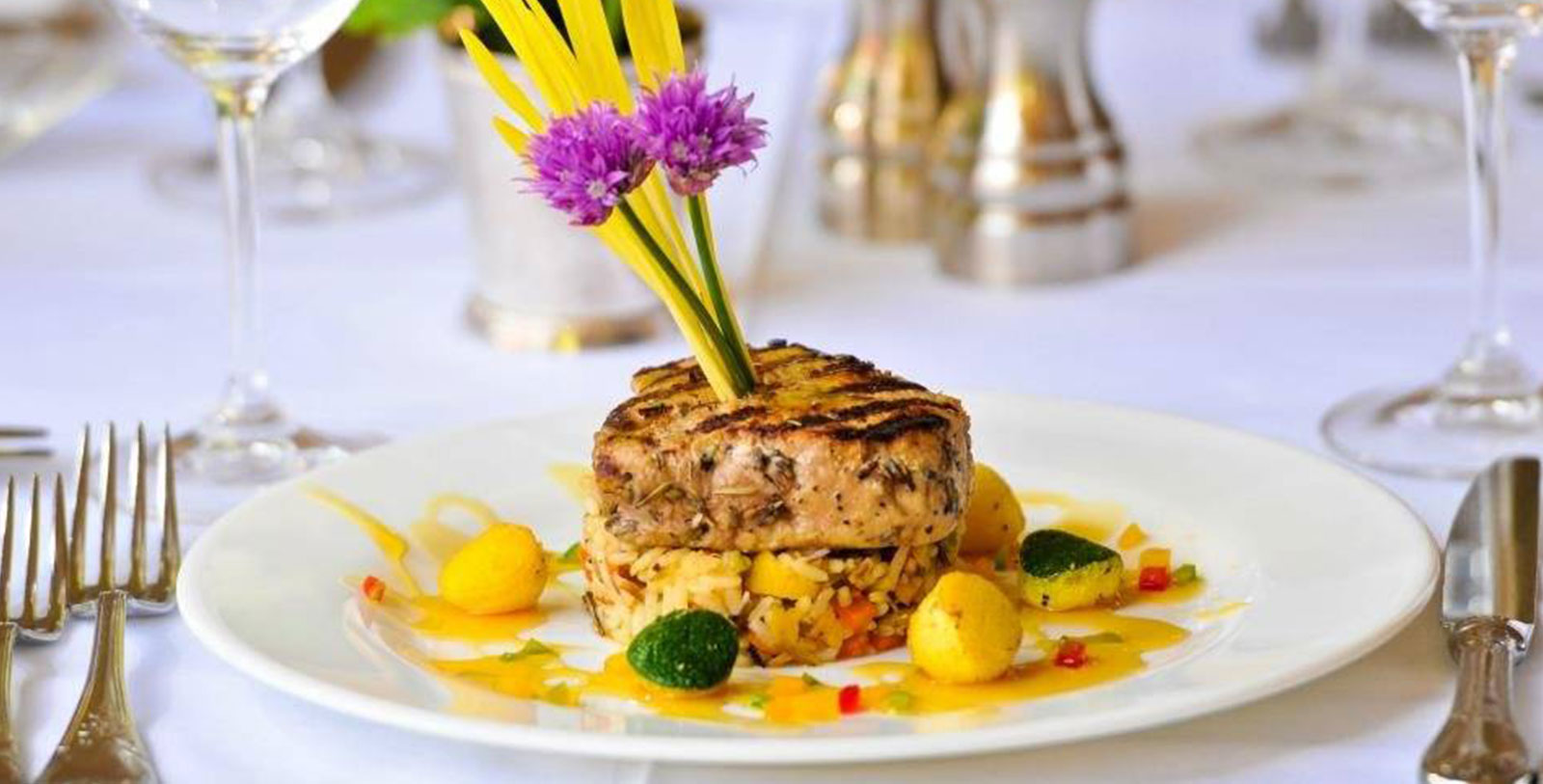 Image of Entrance The Cliff House at Pikes Peak, 1874, Member of Historc Hotels of America, in Manitou Springs, Colorado, Special Offers, Discounted Rates, Families, Romantic Escape, Honeymoons, Anniversaries, Reunions