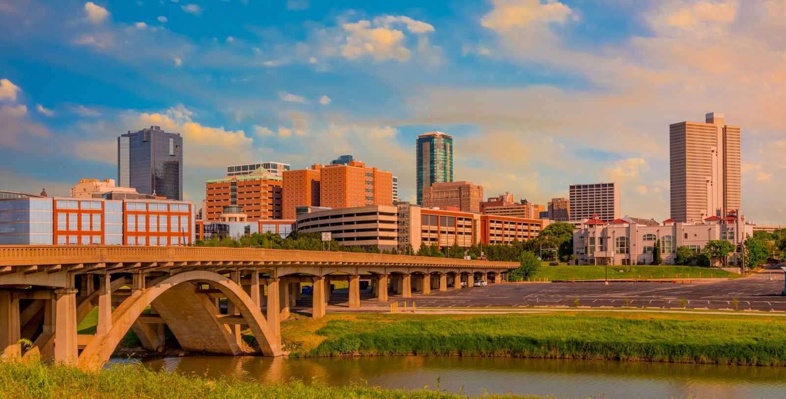Experience the Fort Worth Water Gardens, the Sid Richardson Museum, and the Bass Performance Hall steps away. Explore Sundance Square nearby.