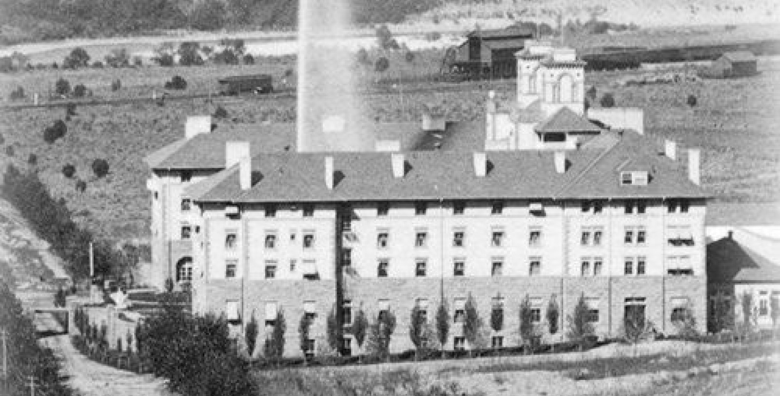 Discover the stunning architecture of the Hotel Colorado.