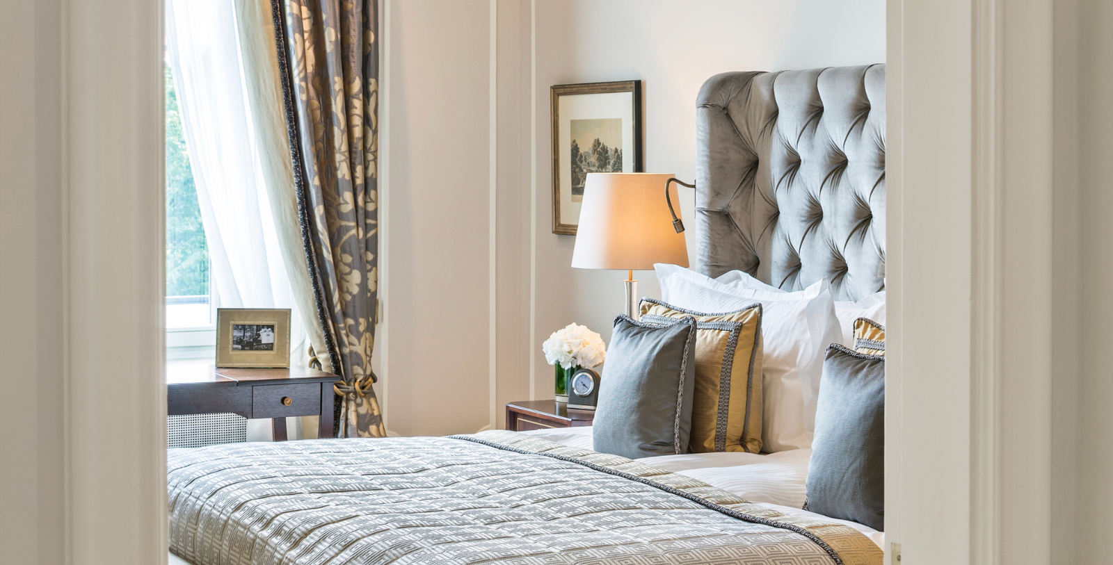 Image of guestroom at Fairmont Hotel Vier Jahreszeiten, 1897, a Member of Historic Hotels Worldwide since 2023 in Hamburg, Germany