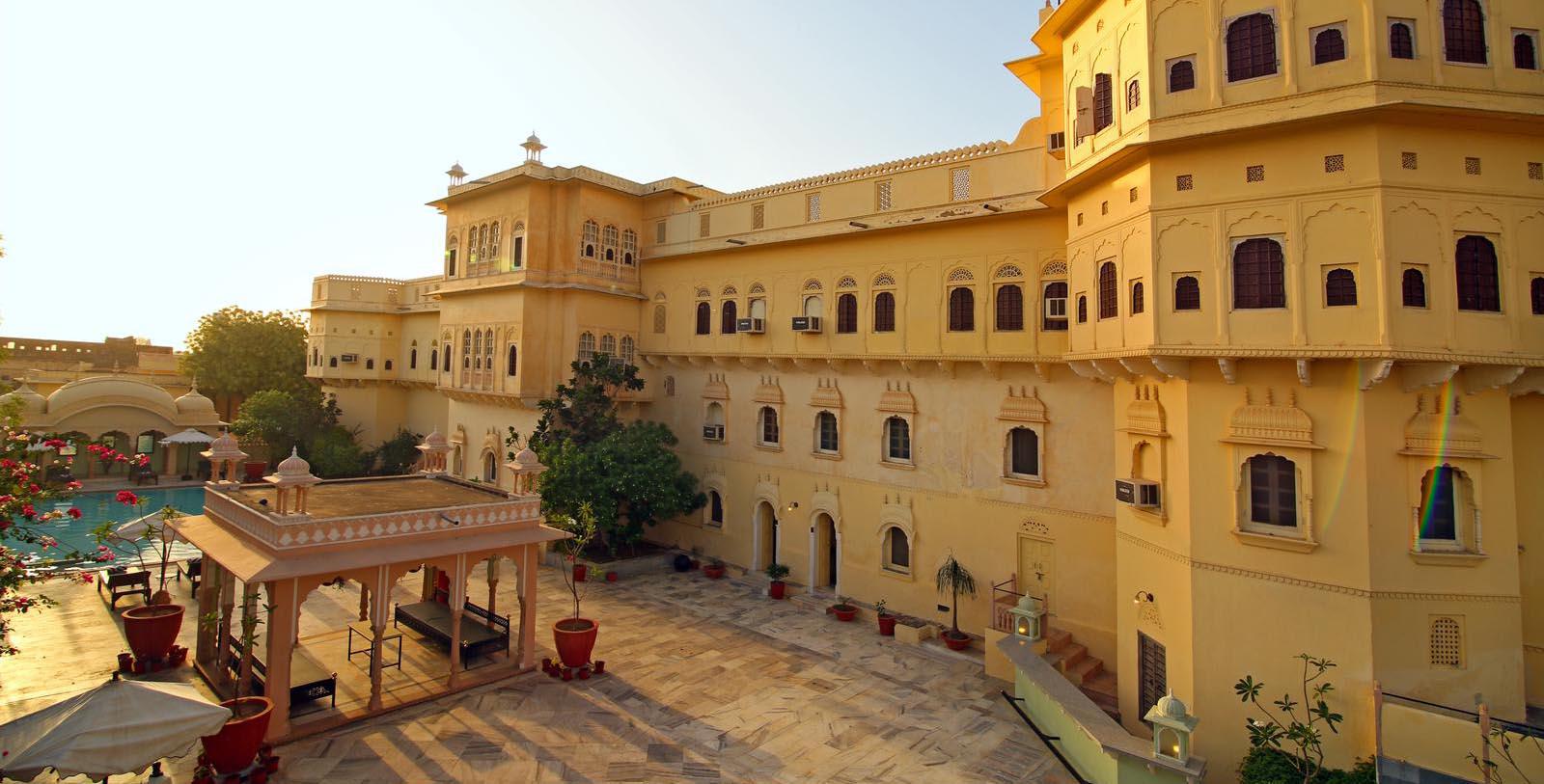 Take a day trip and enjoy the opulent heritage and striking architecture of nearby areas such as Nawalgarh, Fatehpur, Laxmangarh, and Ramgarh.