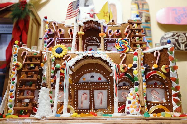 La_Fonda_on_the_Plaza_Gingerbread_Display_2022.jpg