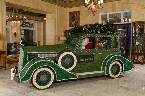 The_Broadmoor_Gingerbread_Display_2022.jpg