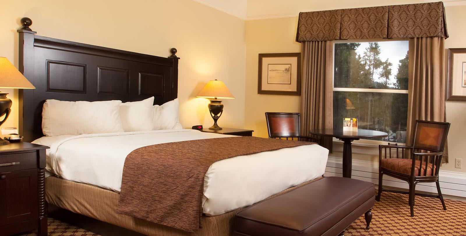 Experience Elephant Back Mountain and Yellowstone Lake in the surrounding Yellowstone National Park. Discover the beauty of the lake with a cruise.