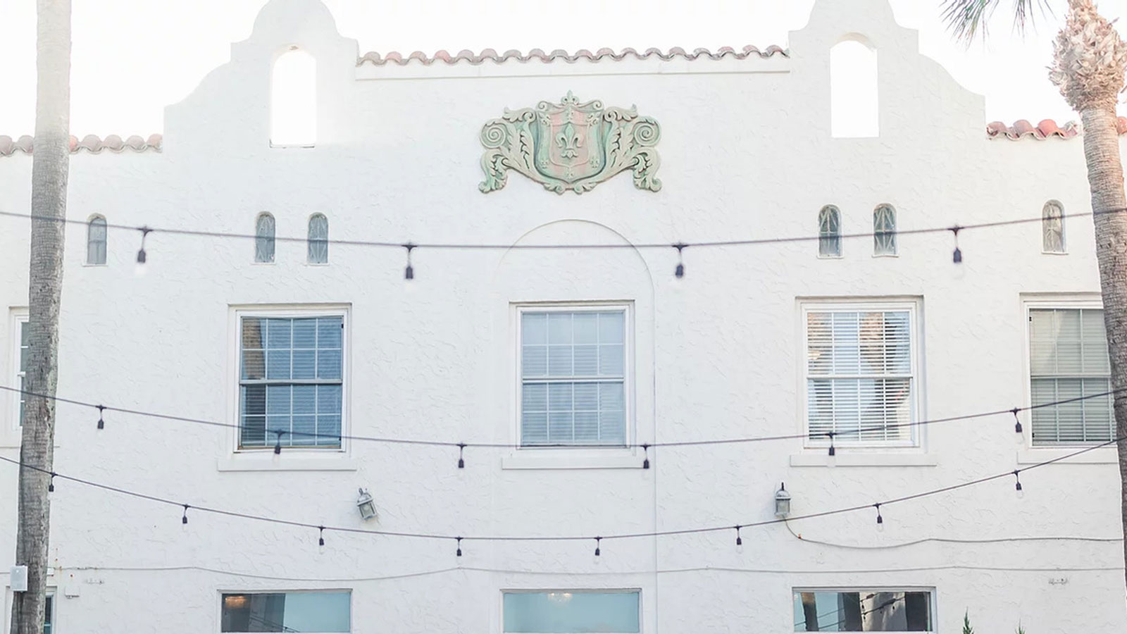 Discover the Spanish-Mediterranean-style façade of the Casa Marina Hotel and Restaurant.