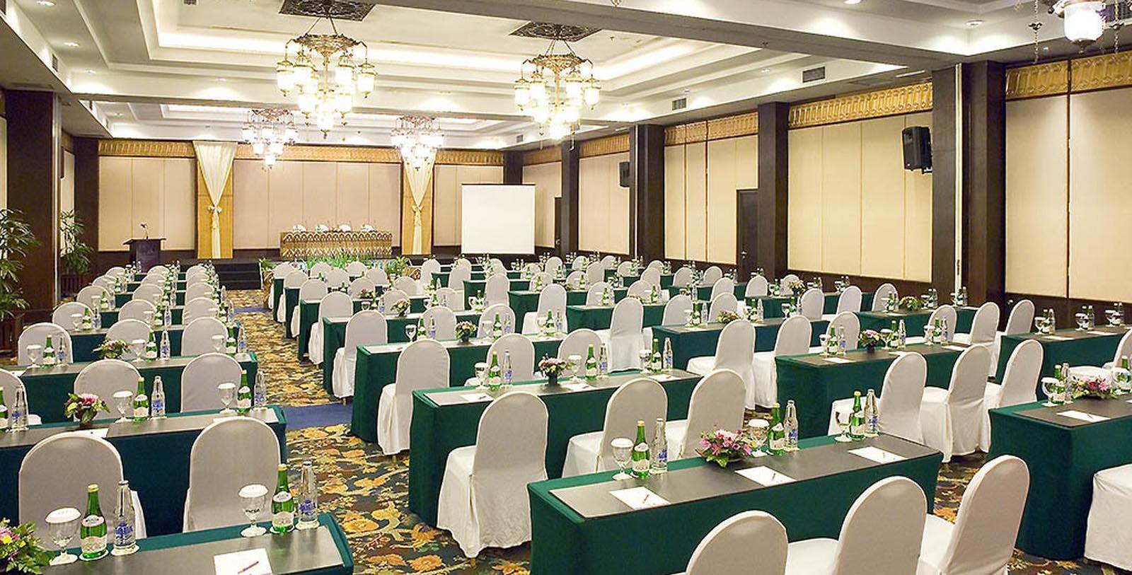 Experience the Kampung Wisata Taman Sari (the Taman Sari Water Castle).