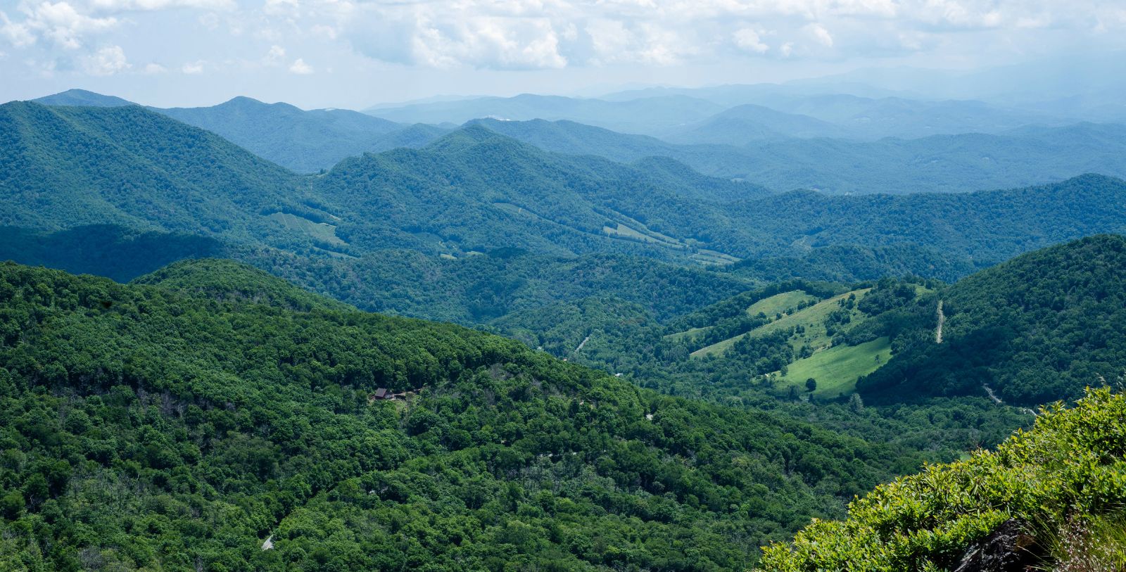 Explore the beauty of bluegrass country and the Appalachian foothills on a drive along Kentucky Scenic Byways, or the Kentucky Country Music Highway.
