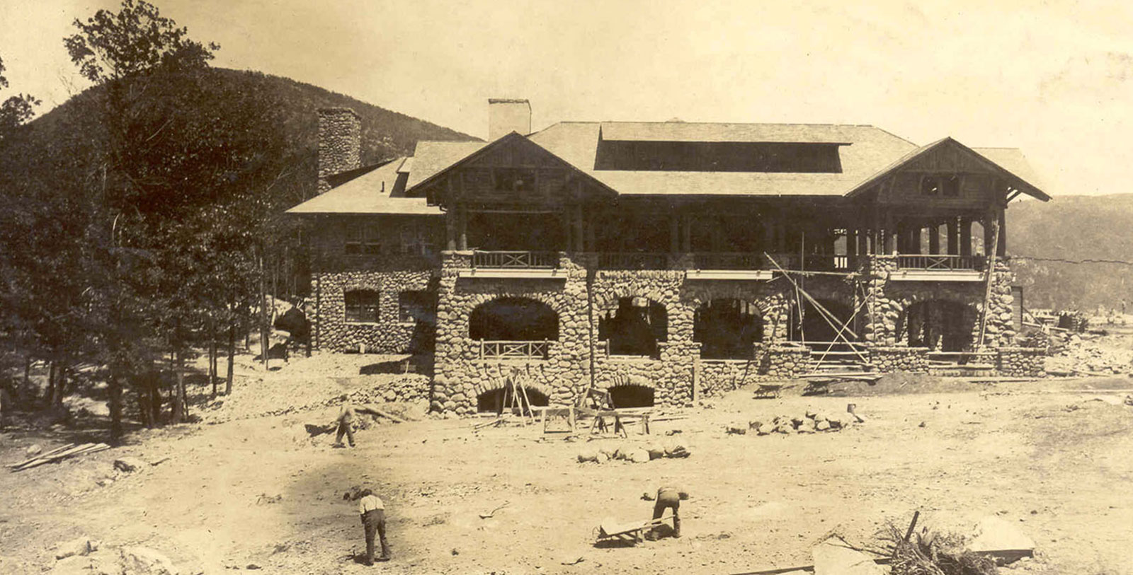 Discover the historic Bear Mountain Inn and Overlook Lodge.