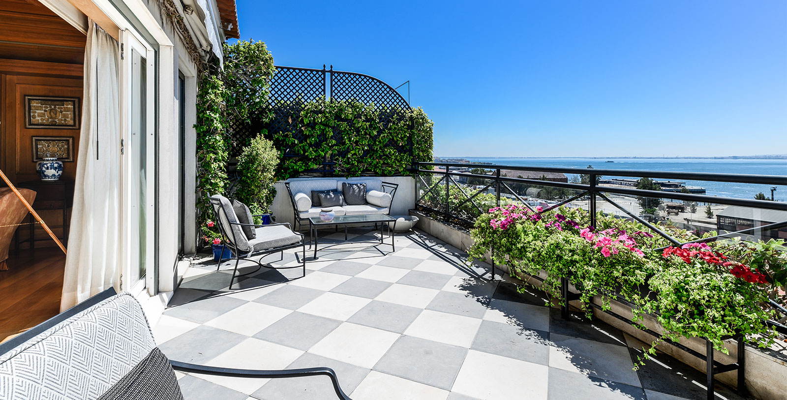 Experience breathtaking views of Lisbon from atop the Basilica da Estrela.