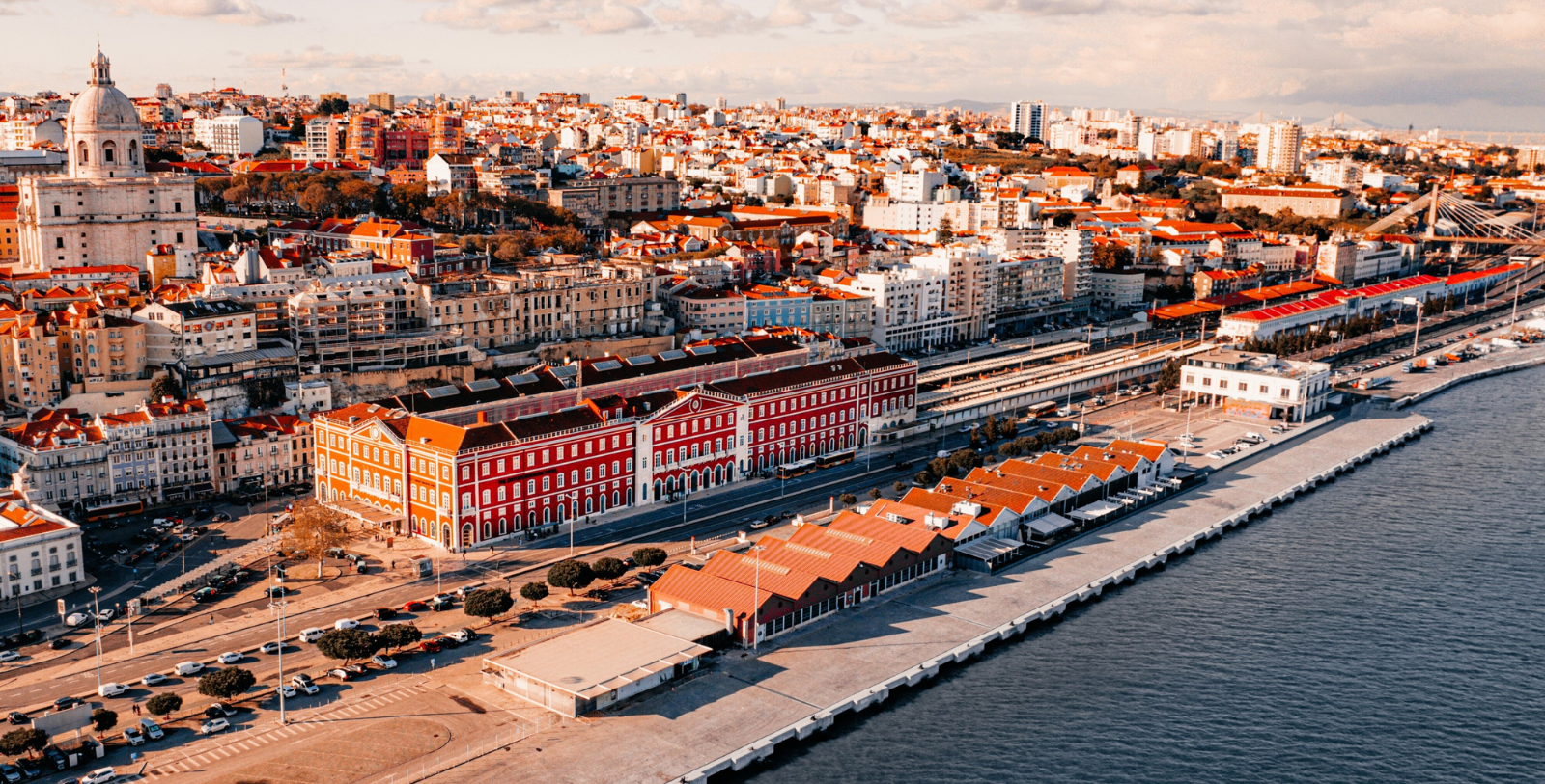 Discover the fascinating railway legacy of The Editory Riverside Santa Apolónia Lisboa, which resides in Santa Apolónia Station, Lisbon’s original train station and the oldest railway terminal in Portugal.