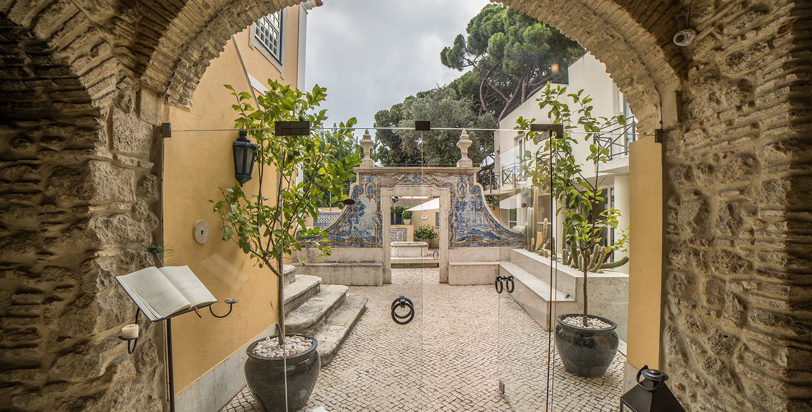 Explore the grounds of Castelo de São Jorge surrounding Solar do Castelo.