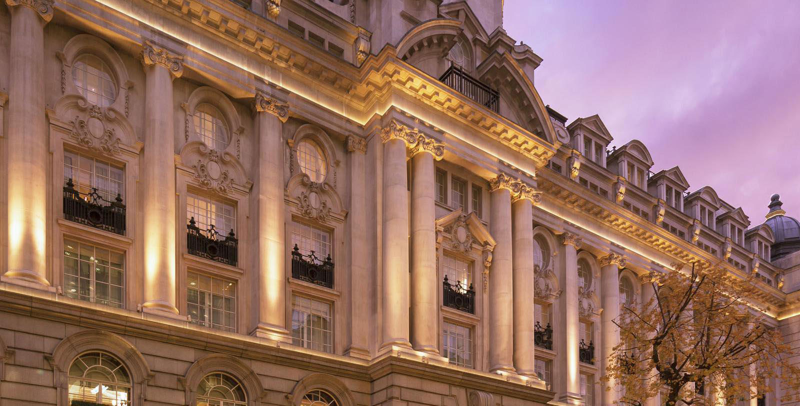 Discover the grand archway that leads into the Rosewood London’s iconic Edwardian courtyard.