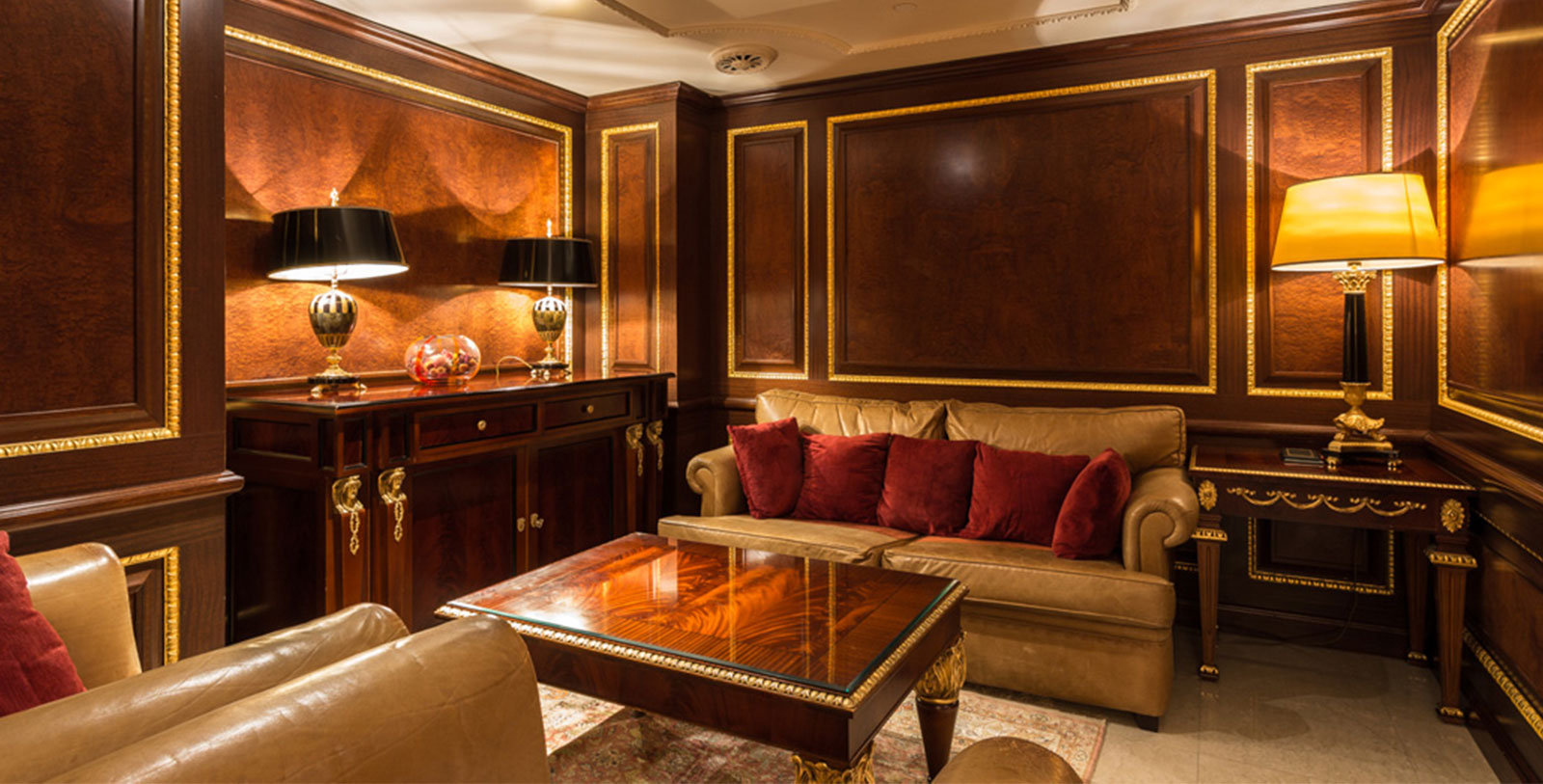 Explore the Palace of Westminster, home to the iconic Big Ben clock tower.