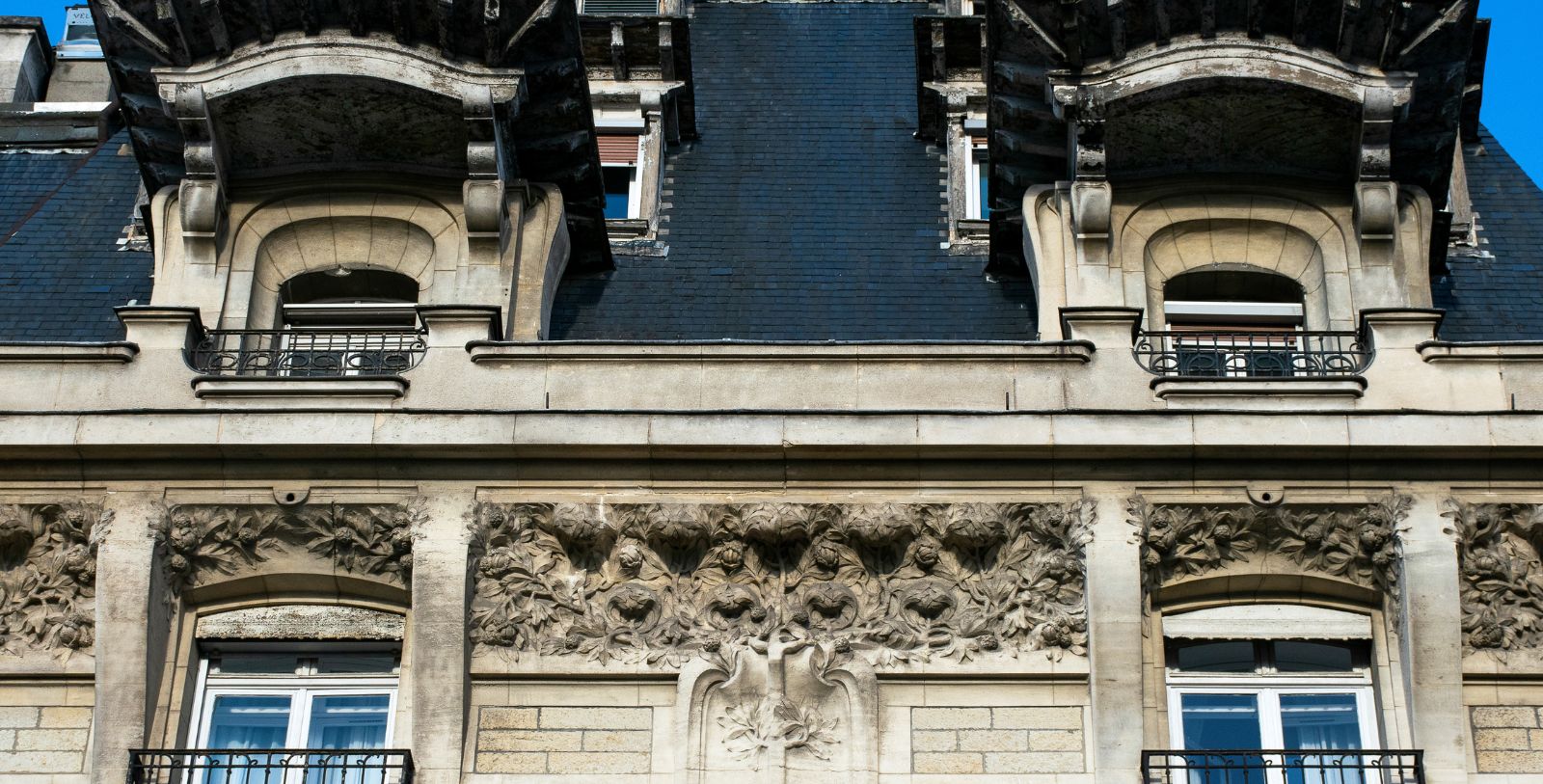 Experience the walkways of Passage de l'Argue.