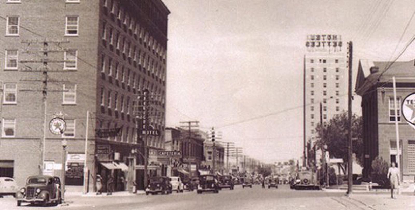 Discover the Hotel Settles' Art Deco architecture.