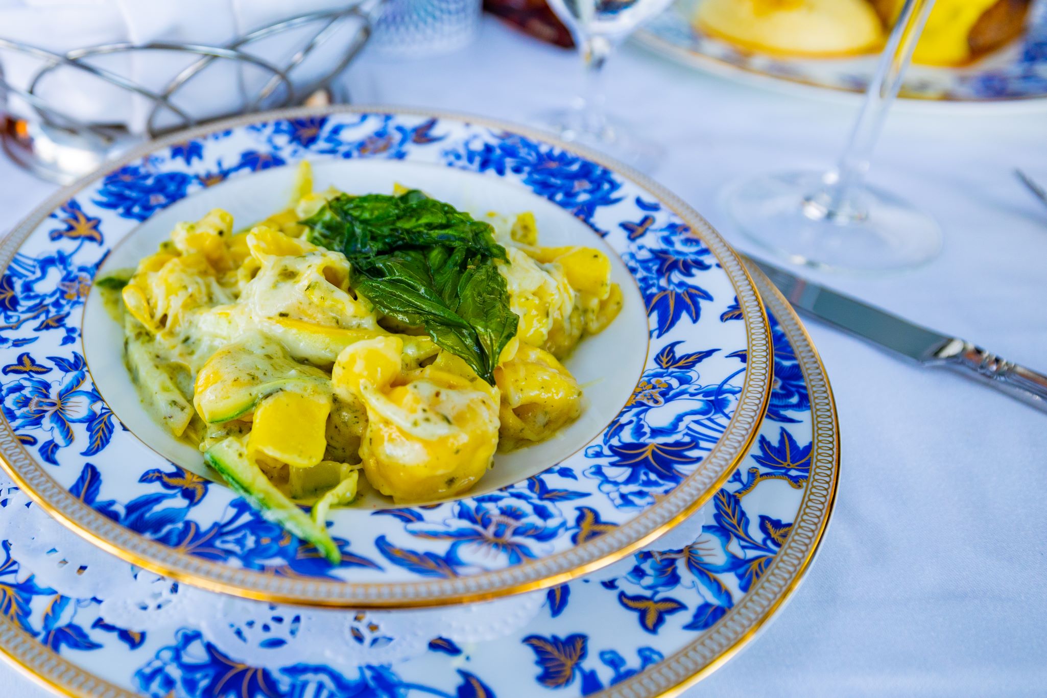 Devour a meal in a 19th century saloon atmosphere at Horn’s Gaslight Bar & Restaurant.