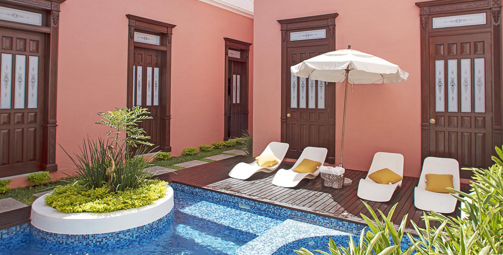 Explore the Plaza Grande in downtown Mérida.