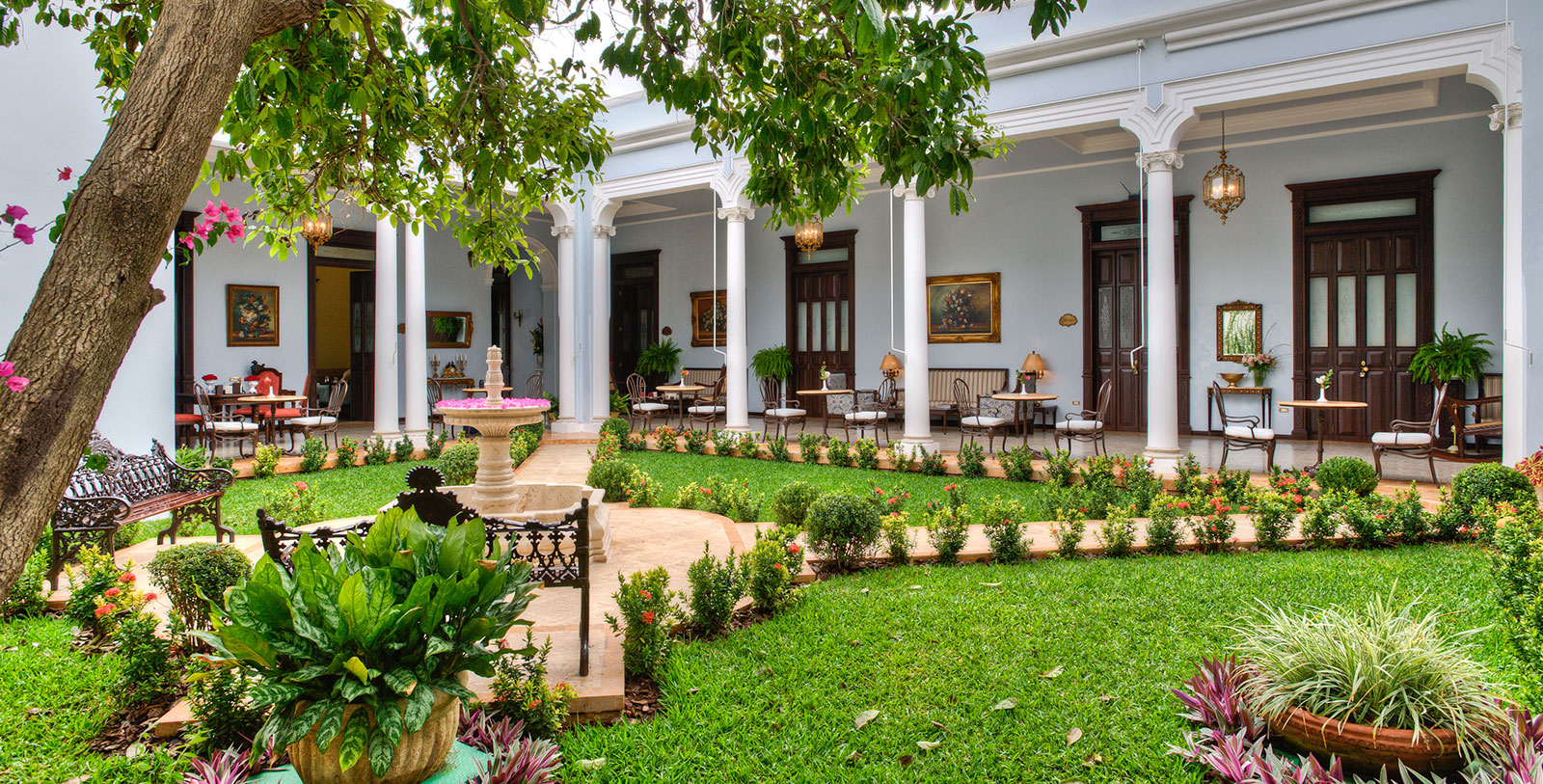 Discover the Palacio Cantón and the Quinta Montes Molina along the Paseo de Montejo.