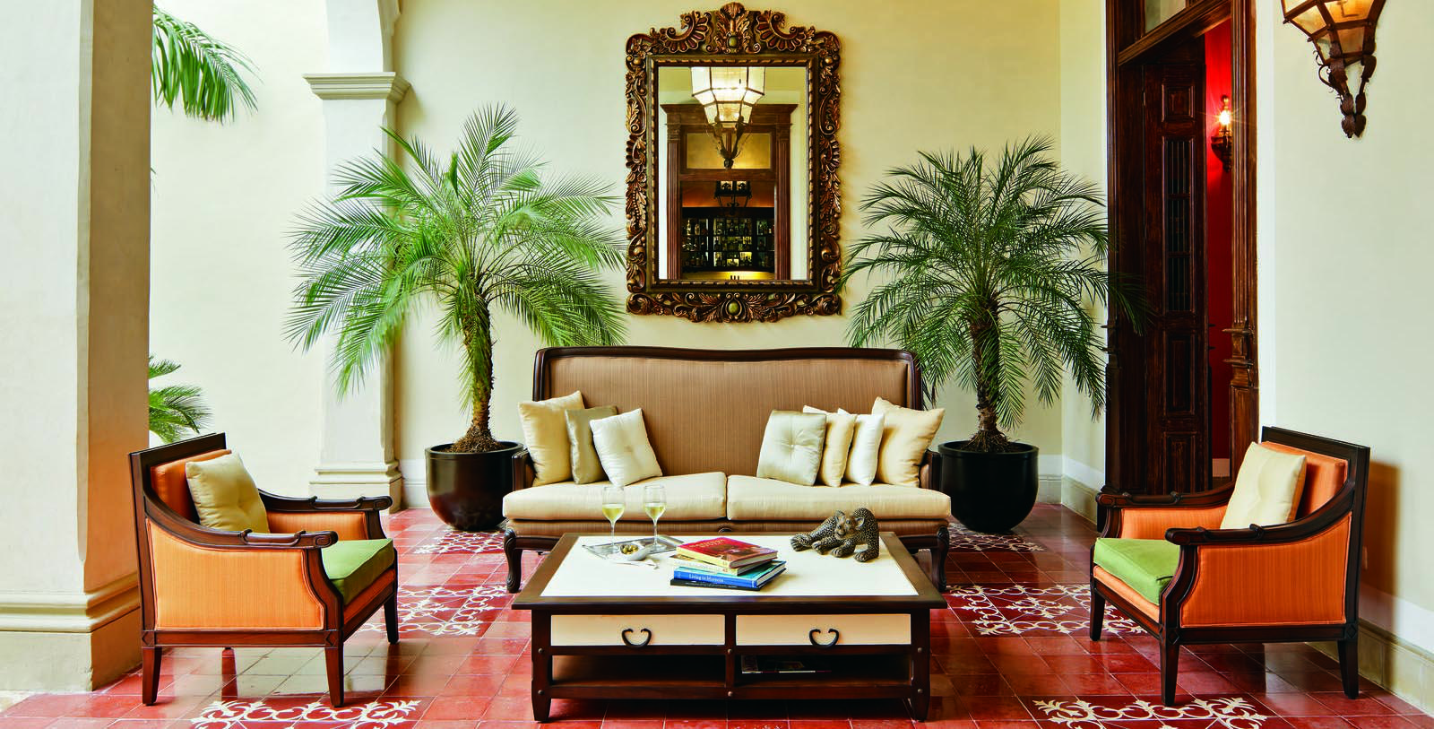 Experience the Palacio Cantón.