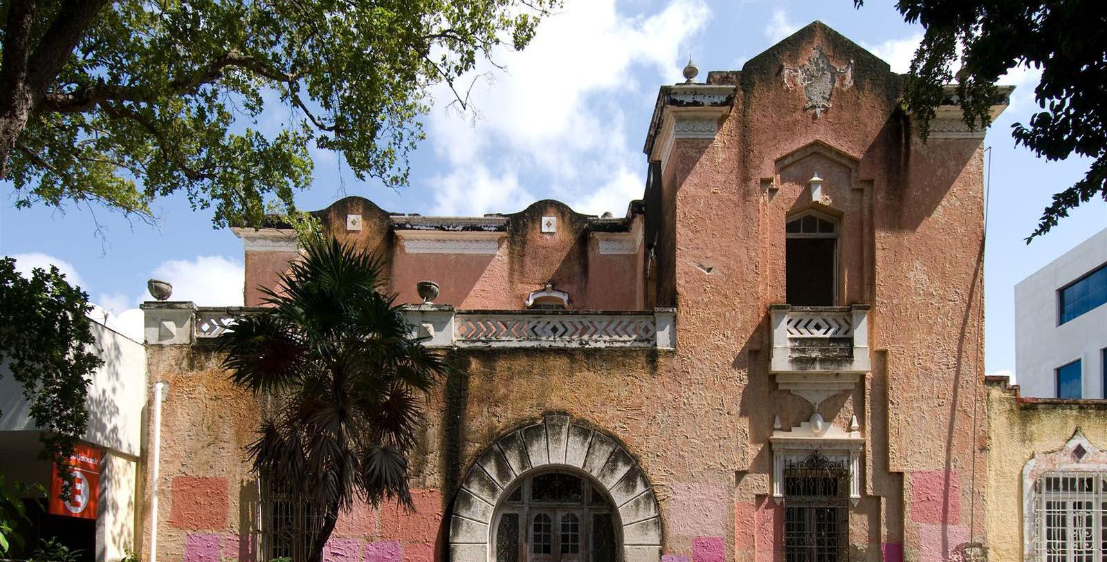 Discover the Colonial Revival architecture of this terrific historic hotel.