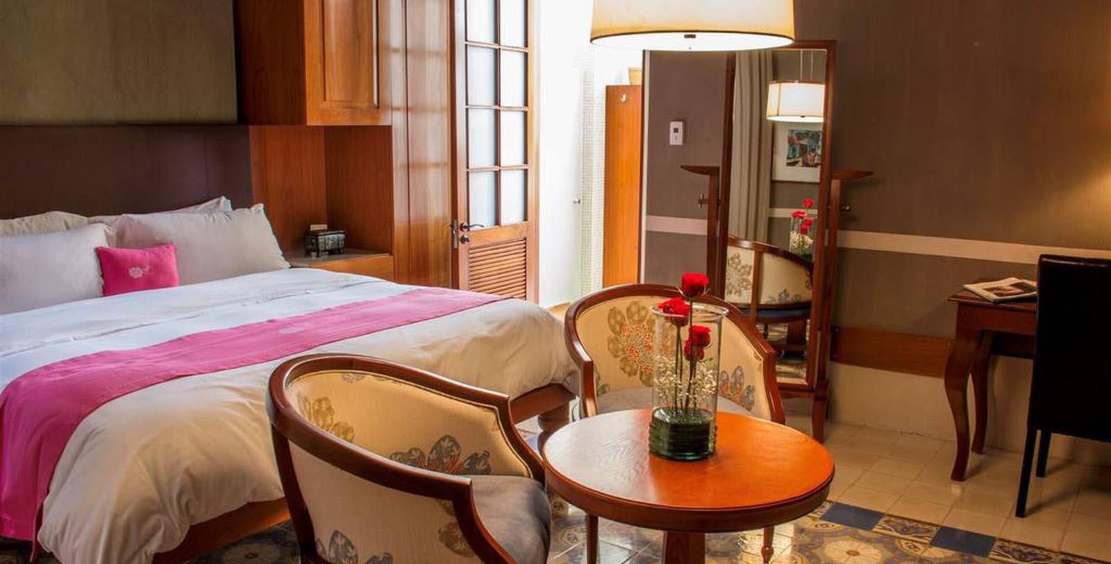 Explore the Palacio Cantón and the Archivo Histórico de Mérida along the Paseo de Montejo.