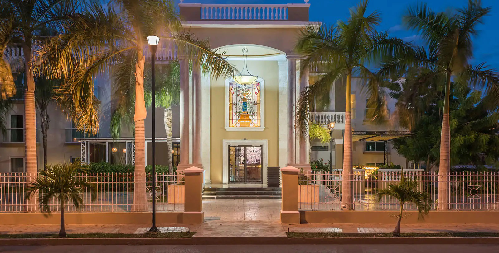 Discover the rich historical architecture of this terrific historic hotel.