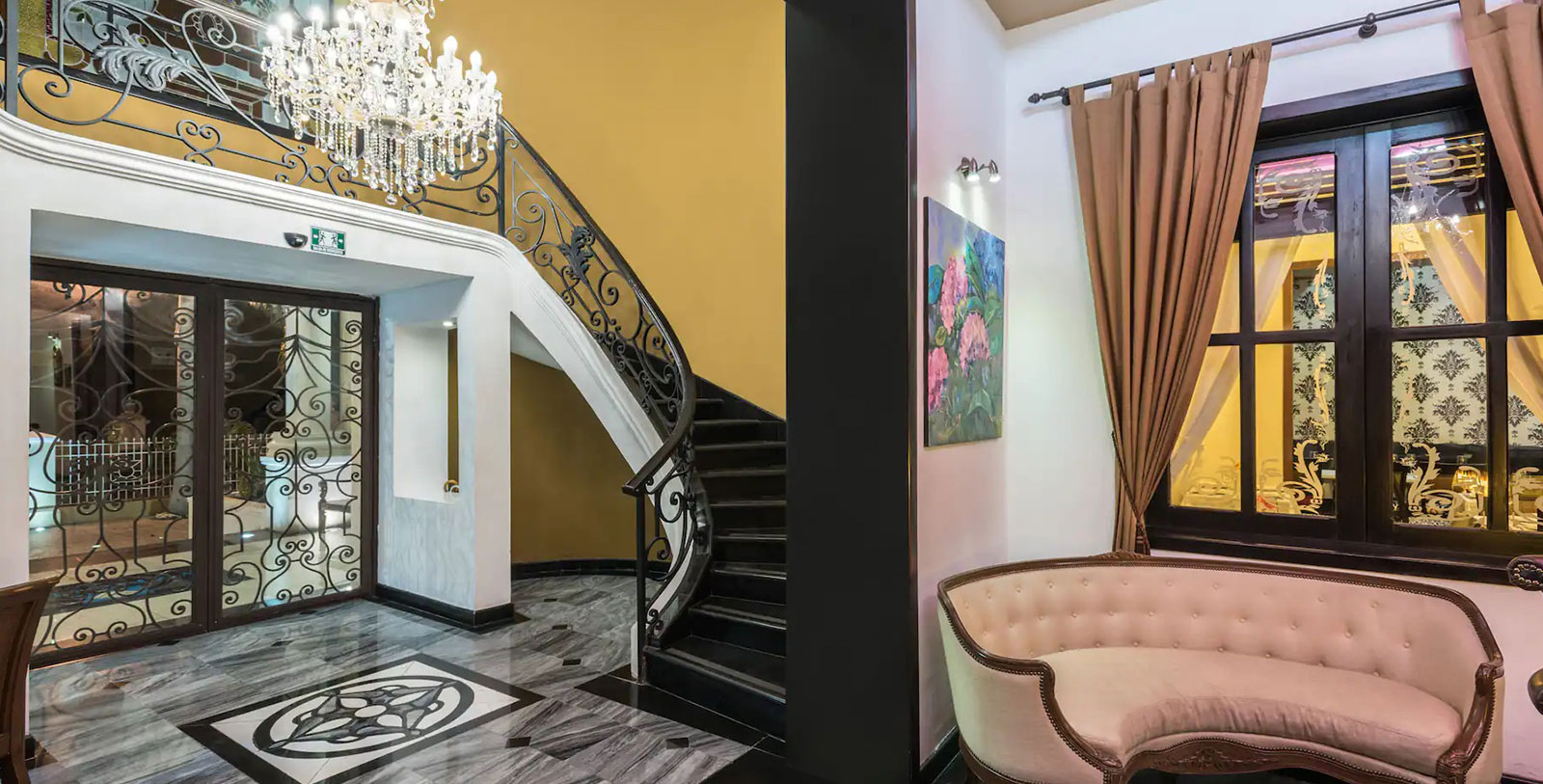 Explore the Quinta Montes Molina a few blocks away along the Paseo de Montejo.