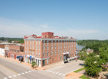 Image of Outdoor Dining Area St. James Hotel, 1875, Member of Historic Hotels of America, in Red Wing, Minnesota, Special Offers, Discounted Rates, Families, Romantic Escape, Honeymoons, Anniversaries, Reunions