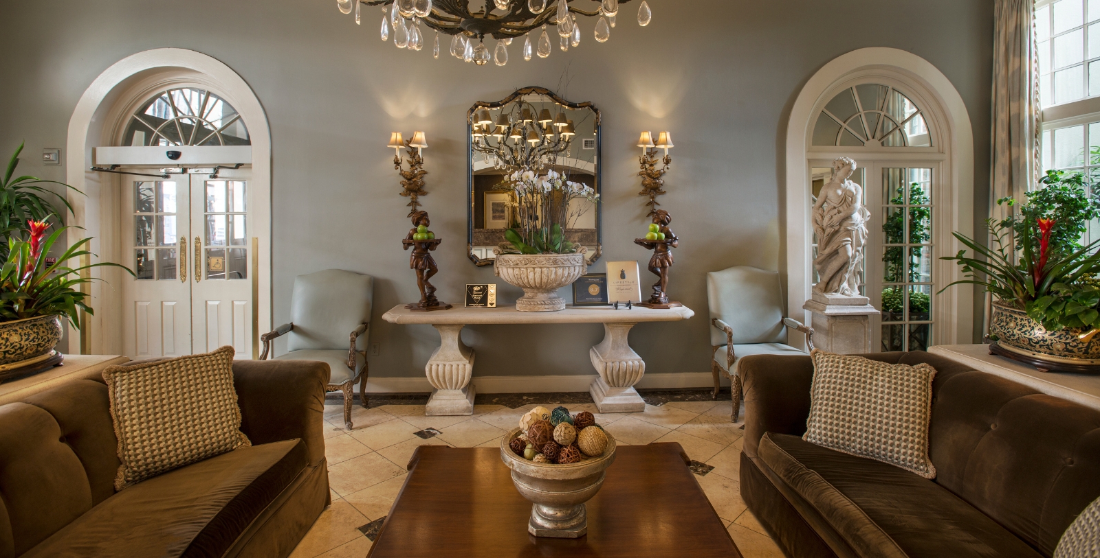 Discover the intimate and elegant ambiance of the Bienville House Hotel, a French Quarter manor house.