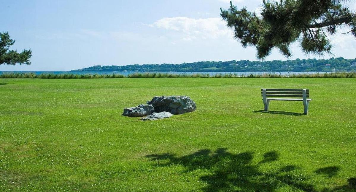 Discover Easton’s Beach, the Cliff Walk, the Norman Bird Sanctuary, and the Newport Art Museum within walking distance of the hotel.