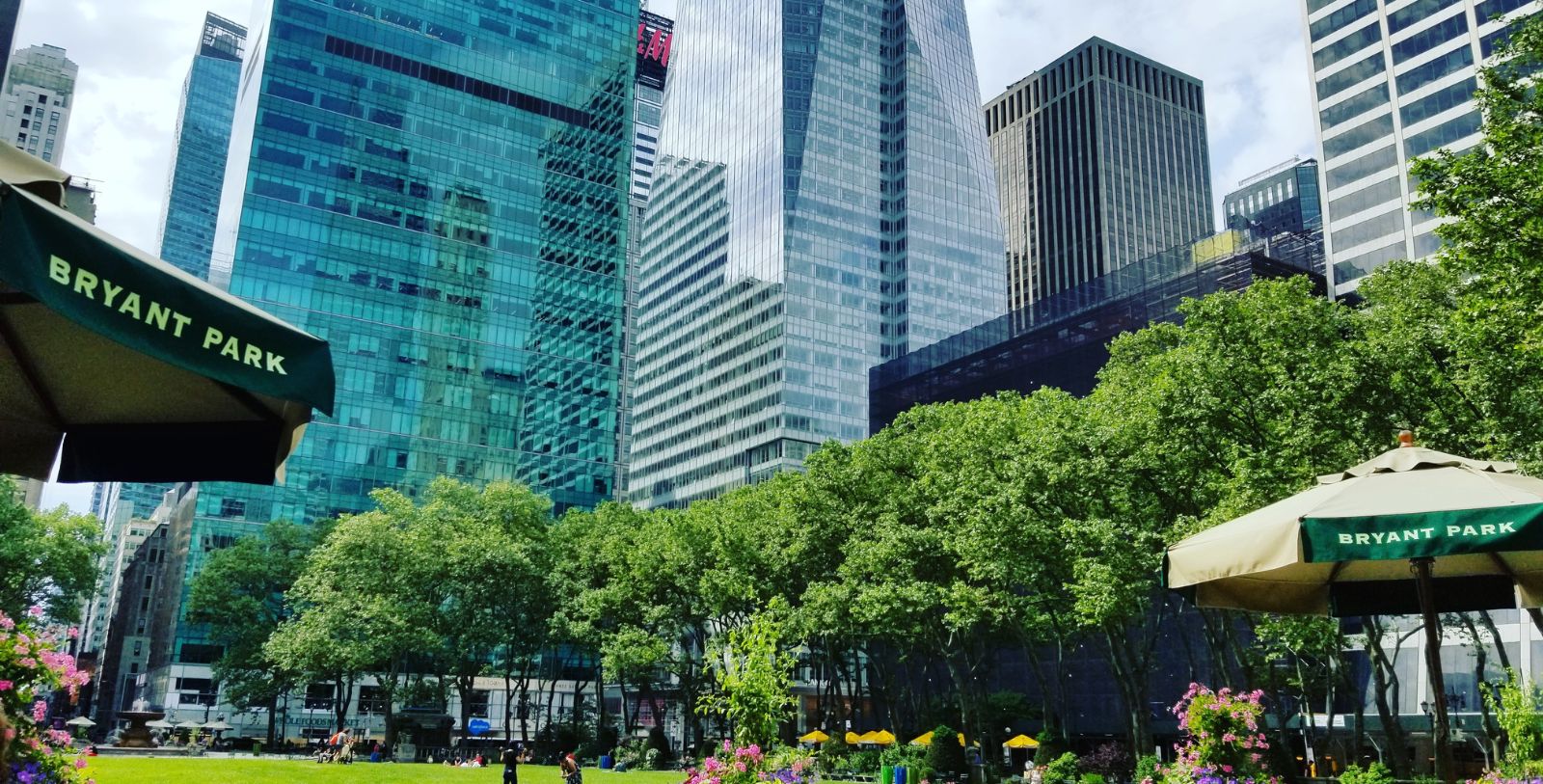 Explore Bryant Park from cultural programming, musical performances, exercise classes, educational workshops, seasonal offerings, and more just steps from the hotel.