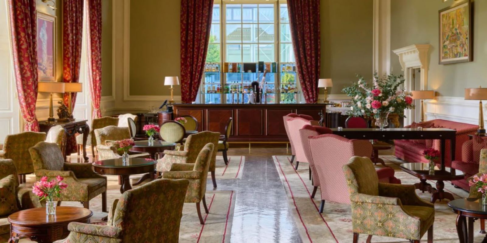 Discover the Lafranchini ceiling of Knights Bar in the Manor House.