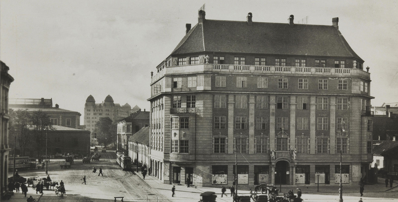 Discover the brilliant Neoclassical architecture of the Amerikalinjen.