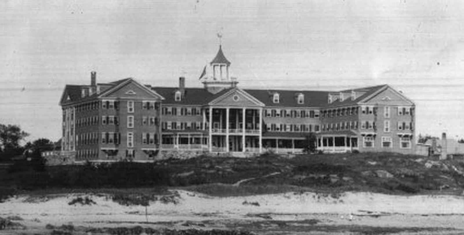 Discover the Colonial Revival-style architecture of The Colony Hotel.