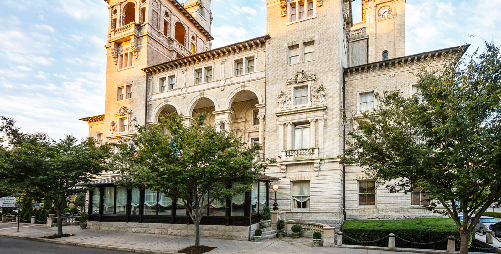 Explore the Virginia Museum of Fine Arts, the Lewis Ginter Botanical Garden, the Science Museum of Virginia, and the Virginia State Capitol nearby.