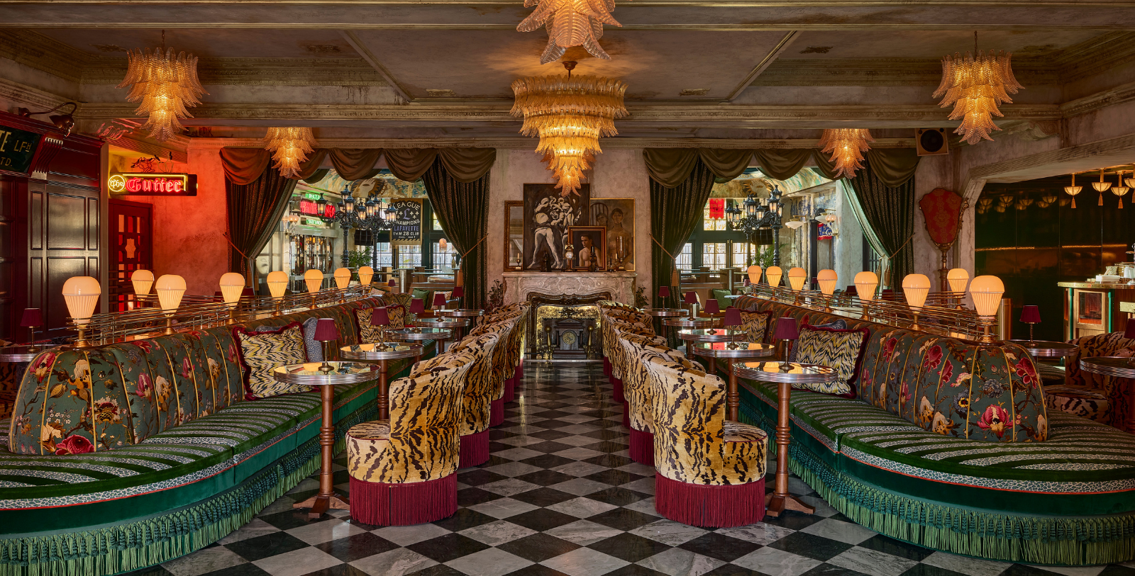 The Lafayette Hotel and Club is central in San Diego – for those interested in exploring the city’s Old Town, Balboa Park, or anything in between.