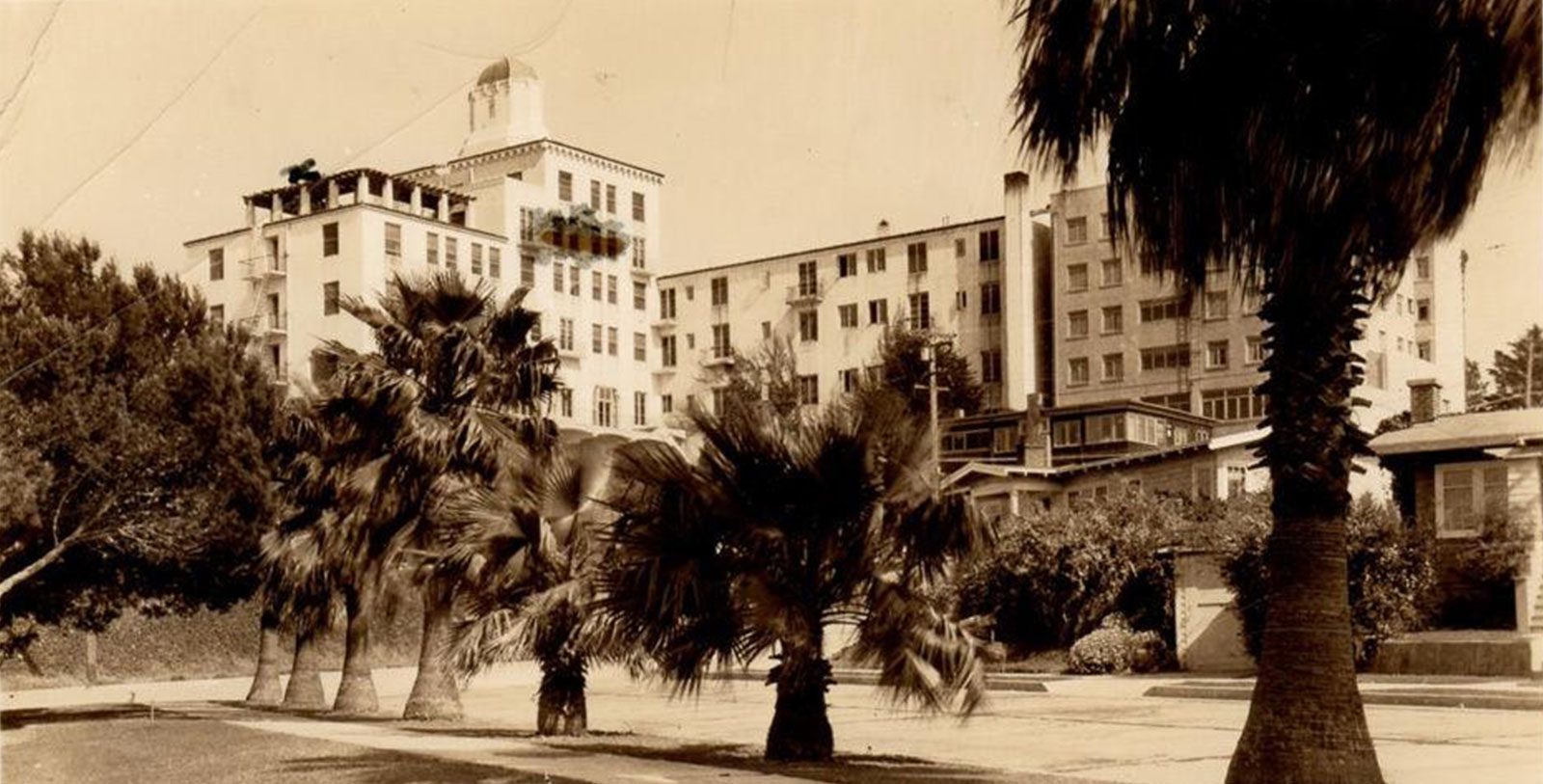 Discover the pink Spanish-style façade of La Valencia Hotel.