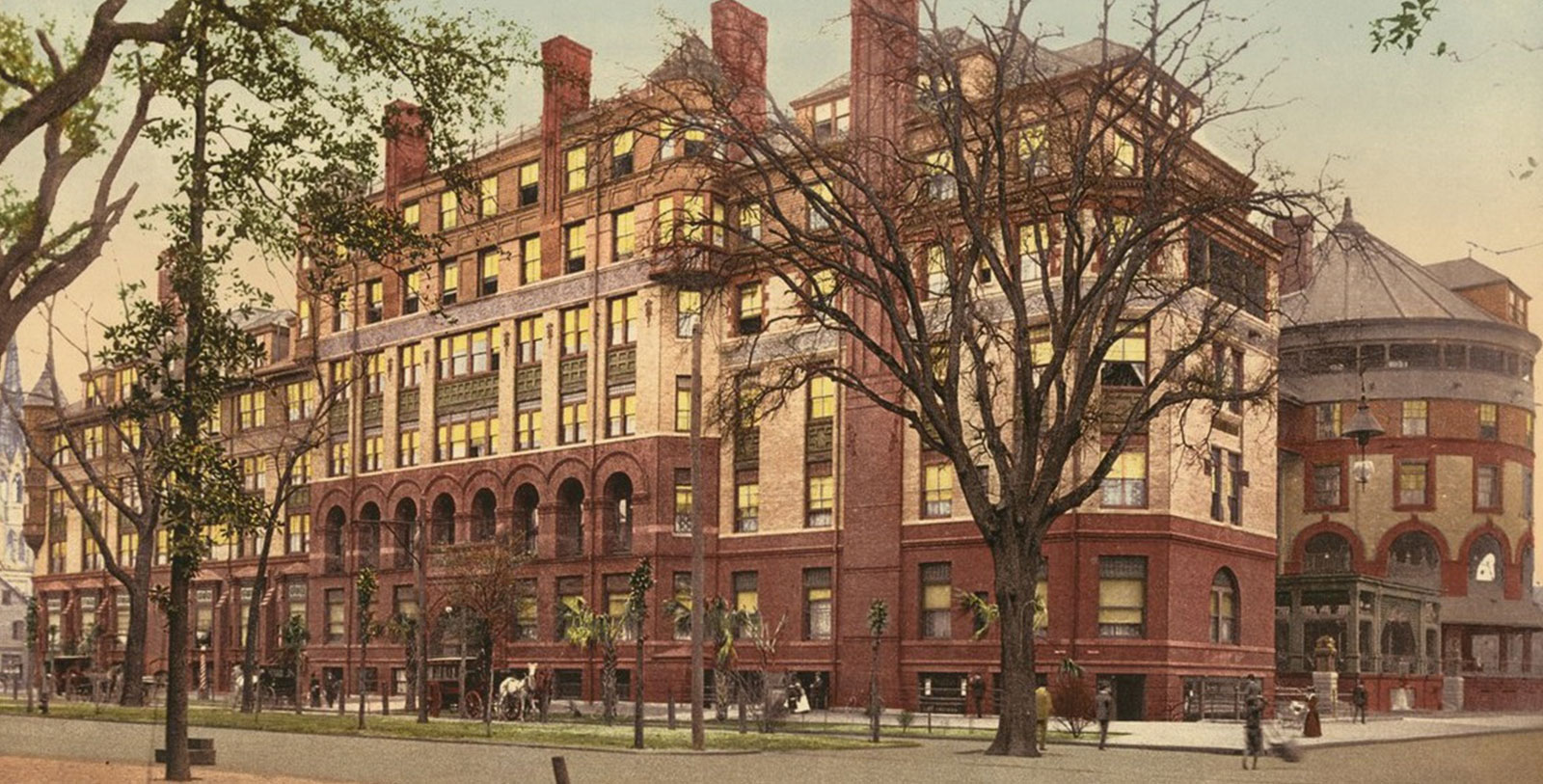 Discover the Mid-Century Modern architecture of The DeSoto.