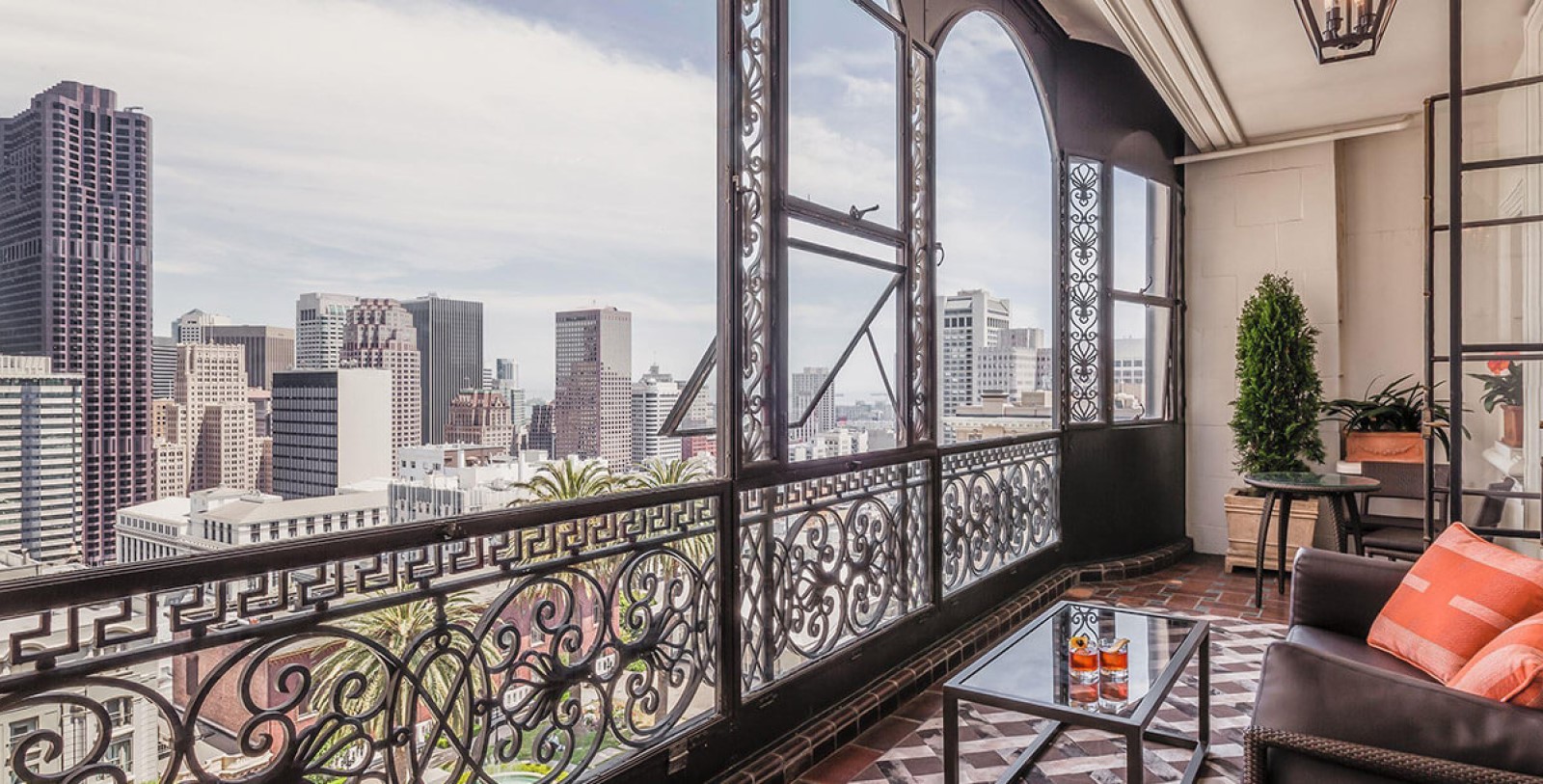 Experience Chinatown, Union Square, Fisherman’s Wharf, or a performance at The Masonic within walking distance of the hotel.