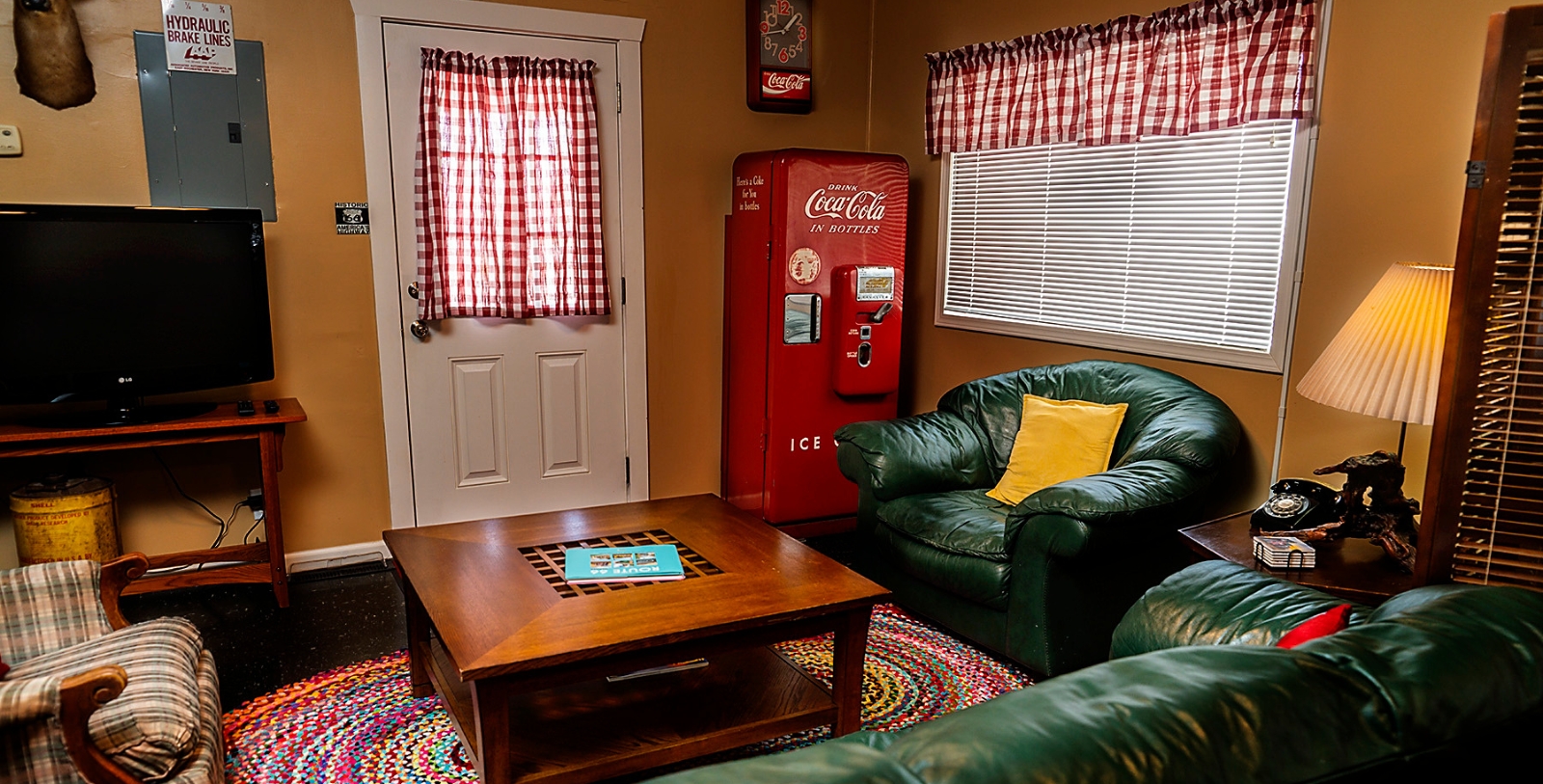 Discover the vintage soda machines, kitchenware, and furniture that adorn Rockwood Motor Court’s guestrooms.